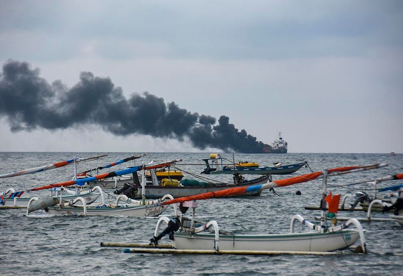 kapal-tanker-terbakar-di-ampenan-3