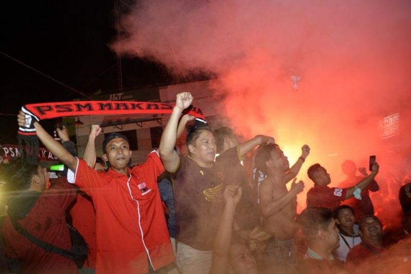 antarafoto-suporter-rayakan-gelar-juara-psm-makassar-310323-abhe-2
