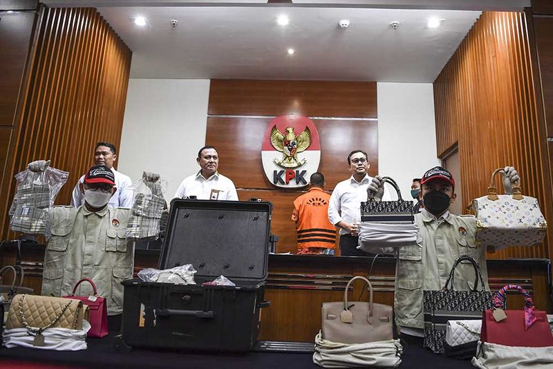 barang-bukti-tersangka-rafael-alun-trisambodo-6