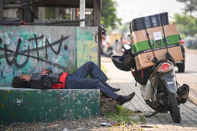 pemudik-motor-beristirahat-di-tepi-jalan-pantura-9