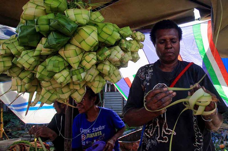 penjualan-kulit-ketupat-lebaran-di-papua-3