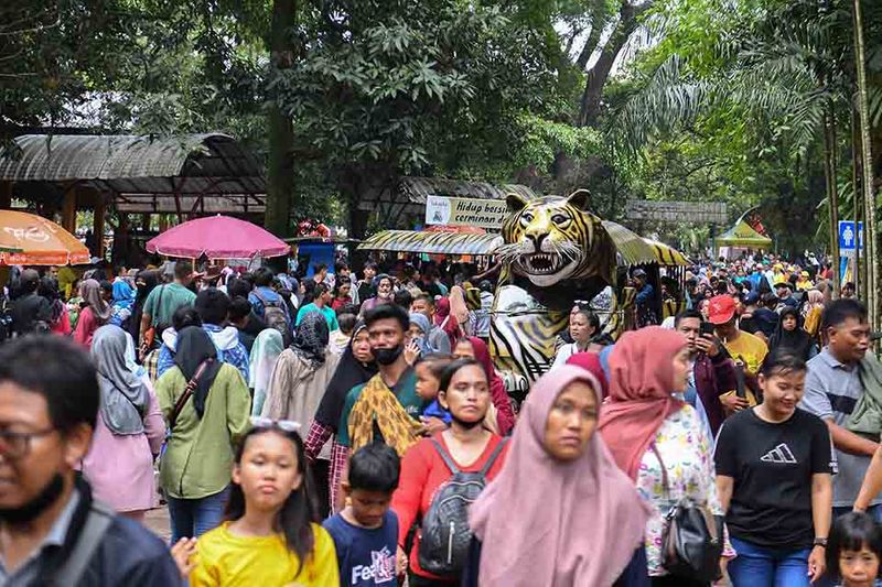 ragunan-padat-pengunjung-2 anak