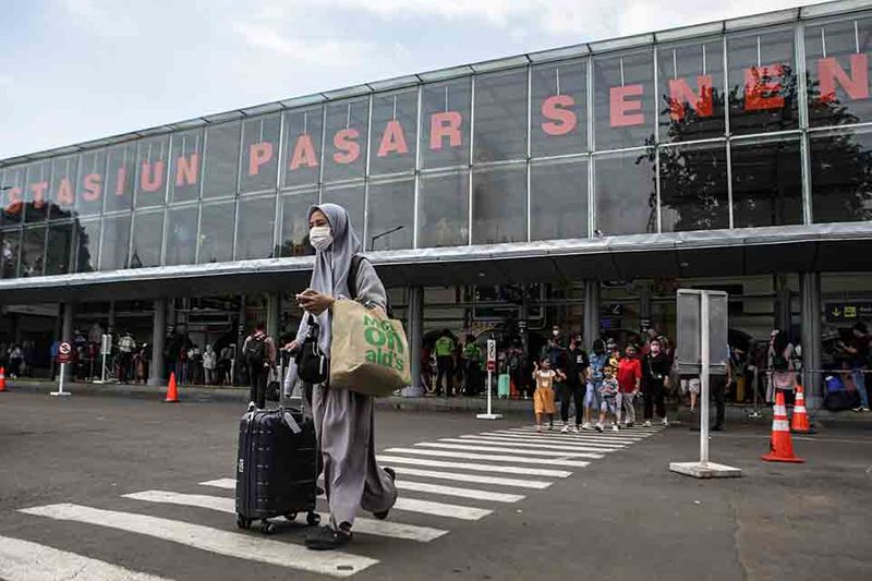 arus-penumpang-stasiun-pasar-senen-pada-hari-pertama-kerja-8