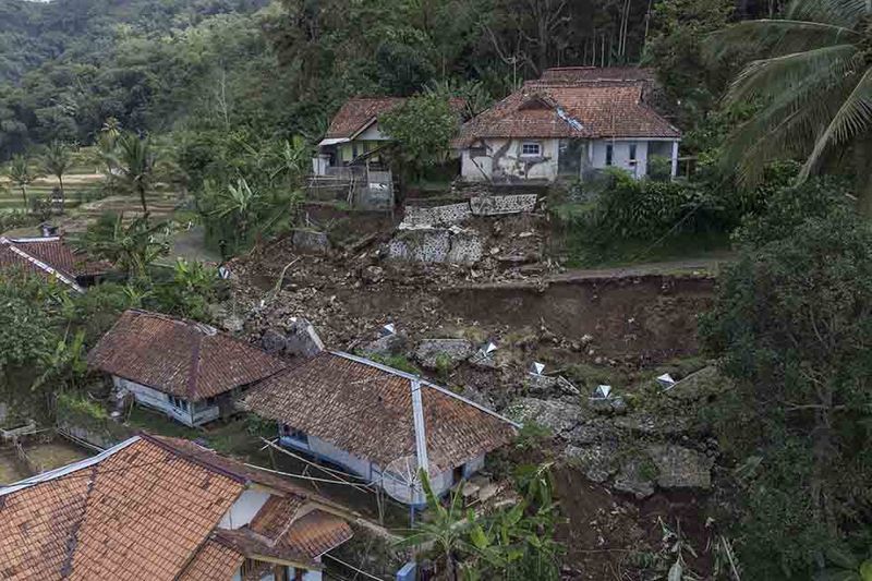bencana-tanah longsor di-tasikmalaya-6
