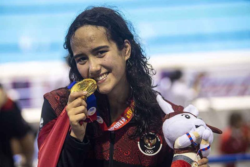 medali-emas-50-meter-gaya-punggung-putri-2a