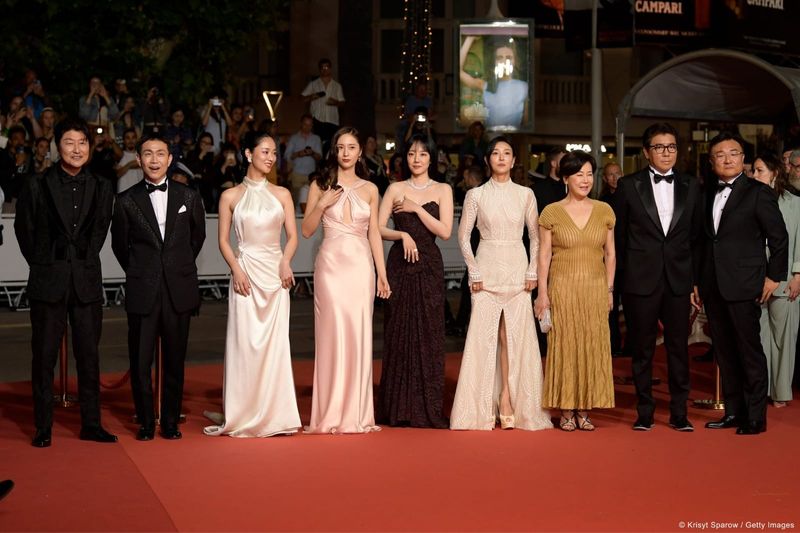 Krystal, Jeon Yeobeen, Song Kangho dan Seluruh Aktor 'Cobweb' Hadir di Cannes 2023
