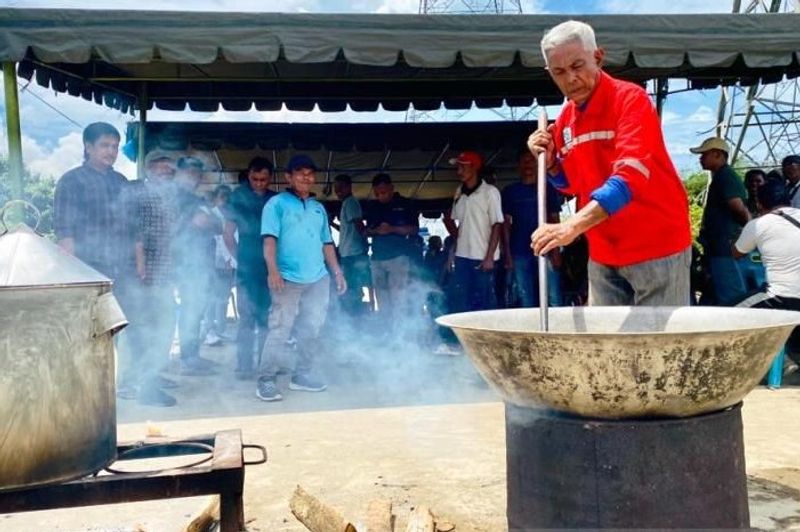 20230525-Demo-dirikan-dapur-umum-di-depan-PLTU-3-4-Nagan-Raya