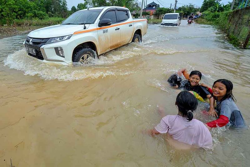 akses-jalan-terganggu-akibat-banjir-6