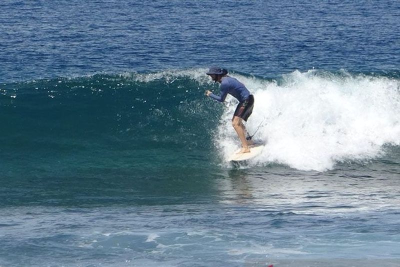 wisatawan_surfing_simeulue_1
