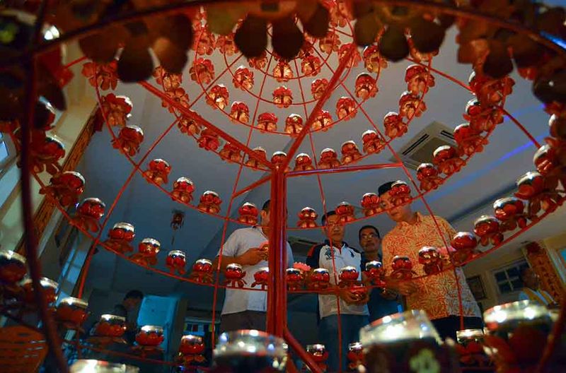 persembahan-lilin-waisak-di-padang-2