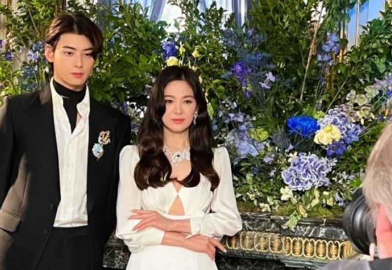 Song Hyekyo dan Cha Eunwoo ASTRO Tampil Memukau Dalam Satu Foto