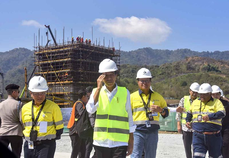 presiden-jokowi-tinjau-proyek-pembangunan-smelter-pt-amnt-5