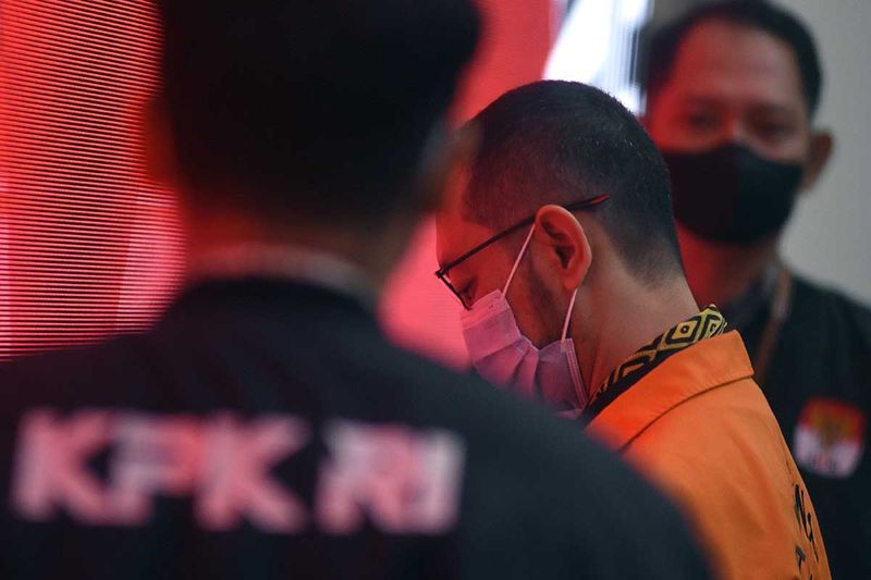 kpk-tahan-mantan-kepala-kantor-pengawasan-dan-pelayanan-bea-cukai-makassar-10