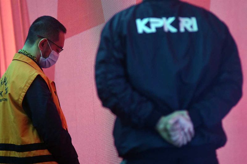 kpk-tahan-mantan-kepala-kantor-pengawasan-dan-pelayanan-bea-cukai-makassar-9