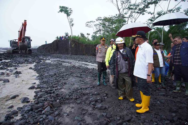 menko-pmk-tinjau-dampak-banjir-lahar-hujan-4
