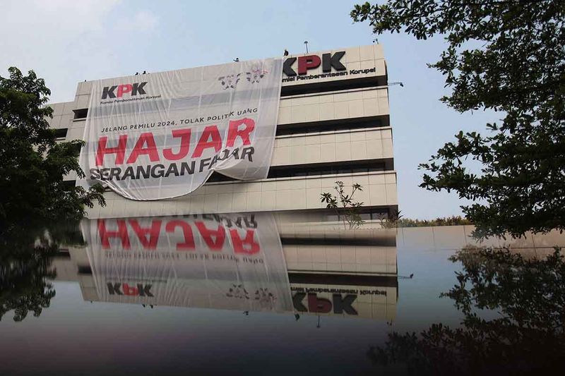 pemasangan-poster-raksasa-kampanye-hajar-politik-uang-1