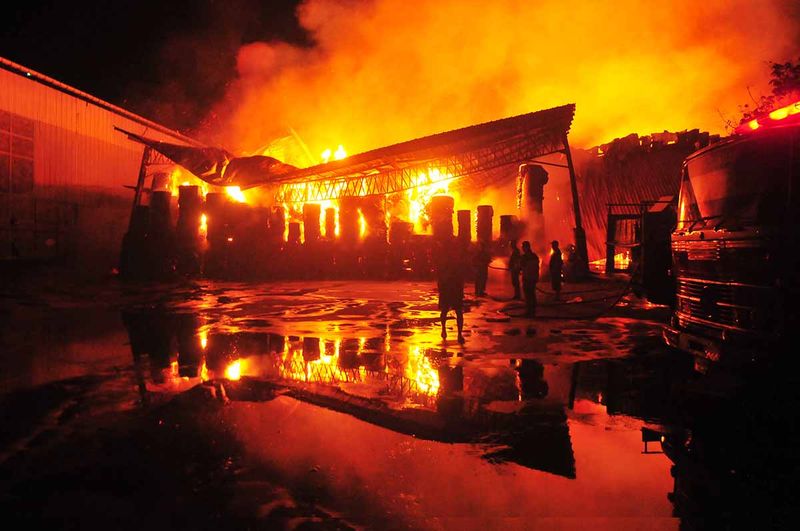 kebakaran-pabrik-kertas-di-kudus-2
