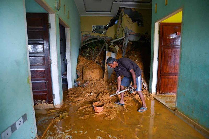 rumah-terkena-longsor-di-padang-2