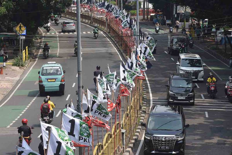 bendera parpol bertebaran-memasuki-tahun-politik-11