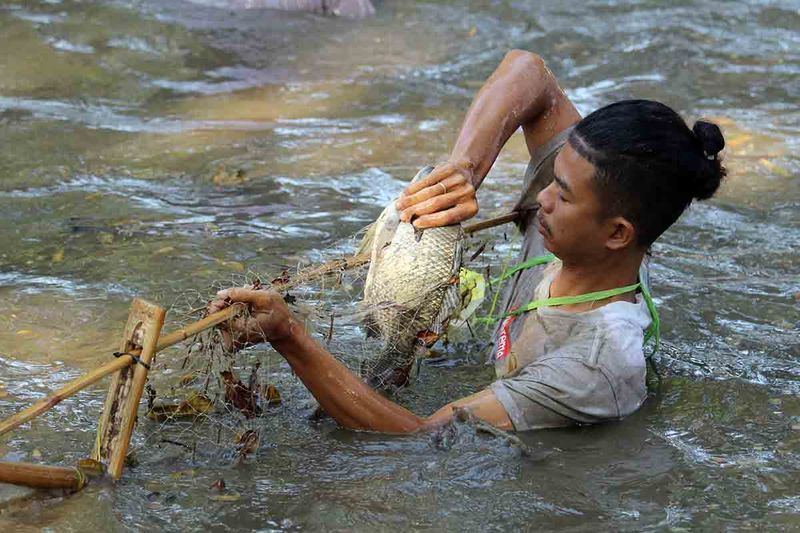 tradisi-grobyak-ikan-sumber-gundi-kediri-6
