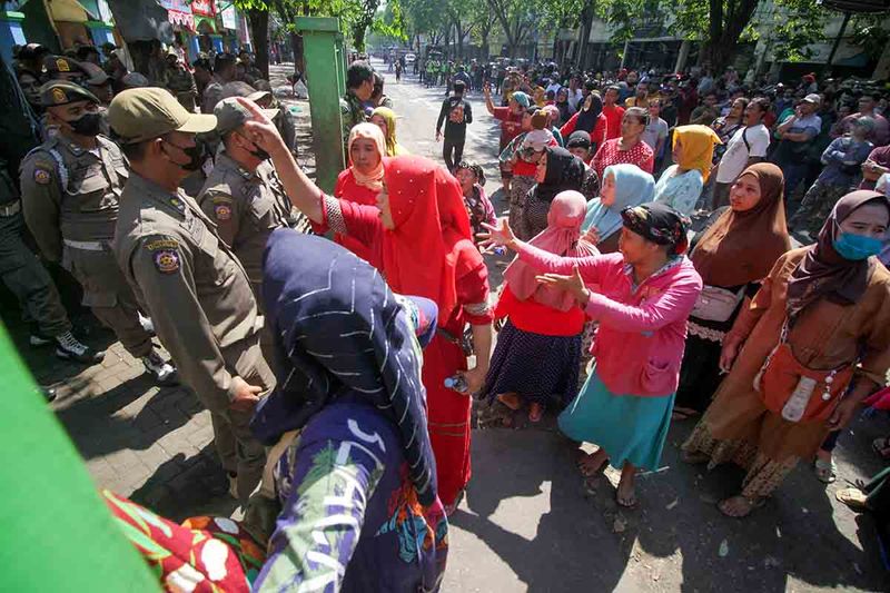 penertiban-pedagang-di-pasar-larangan-sidoarjo-1