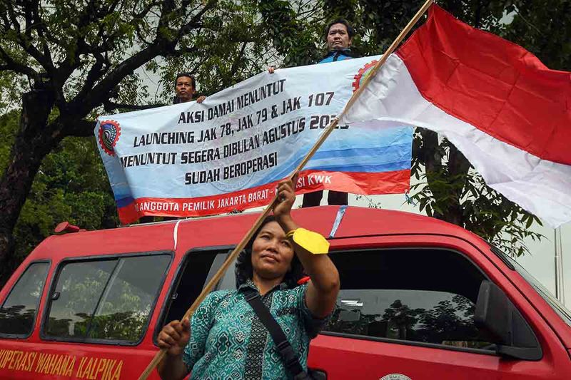 unjuk-rasa-pengusaha-angkot-jakarta-4