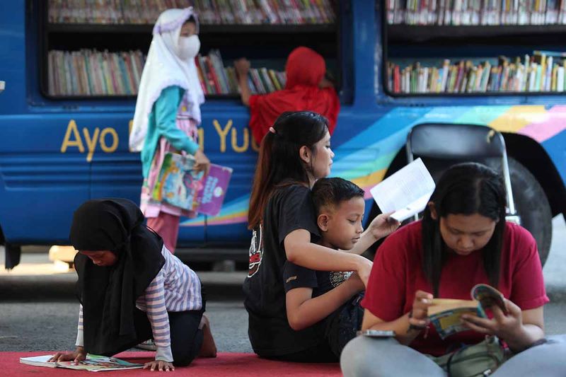 baca-buku-di-hari-bebas-kendaraan-bermotor-1