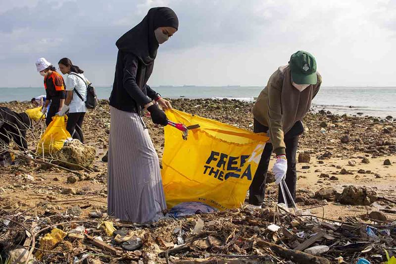 bersih-bersih-pantai-batam-1
