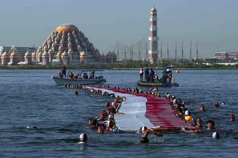 pembentangan-bendera-di-perairan-makassar-3