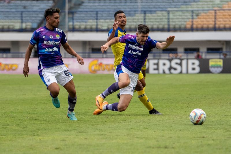 antarafoto-persib-bandung-imbang-melawan-ps-barito-putera-130823-agr-1