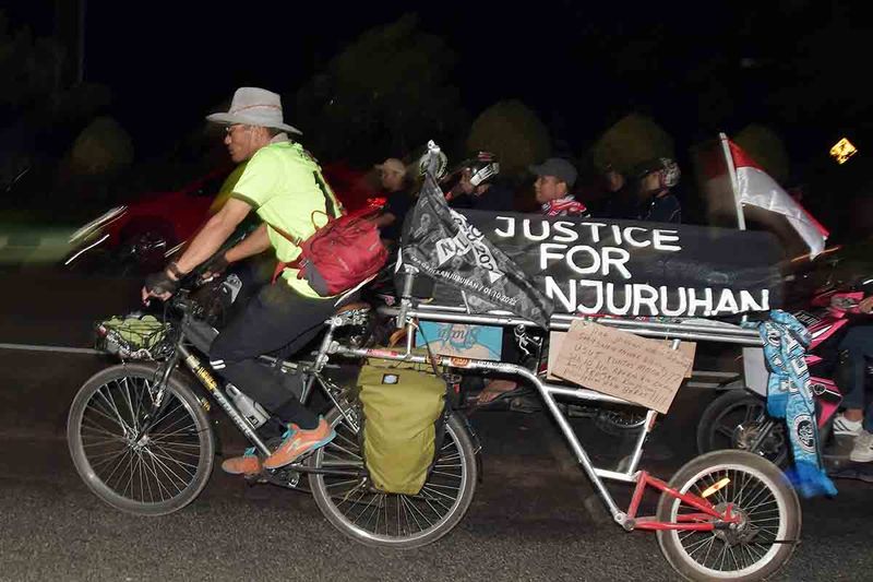aksi-solidaritas-bersepeda-untuk-korban-tragedi-kanjuruhan-8