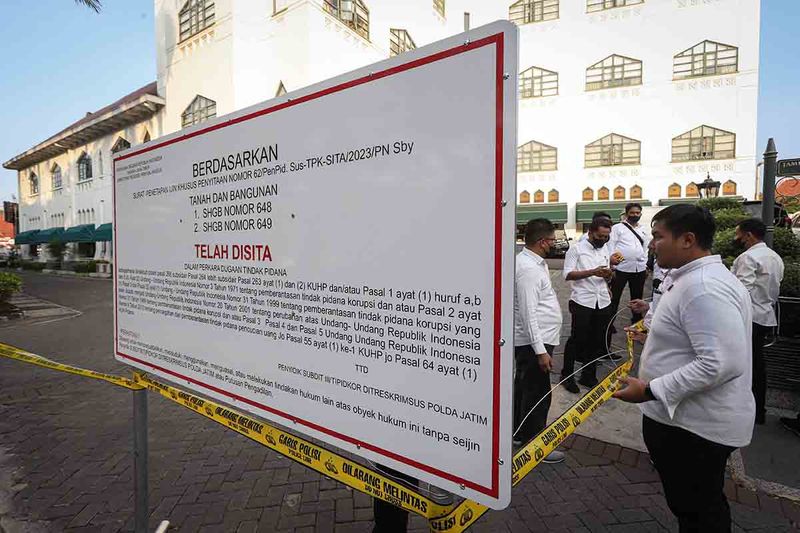 ditreskrimsus-polda-jatim-geledah-gedung-grha-wismilak-surabaya-8