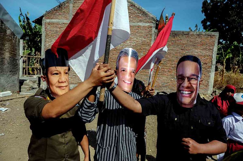 upacara-hut-ri-bertopeng-tokoh-politik-1