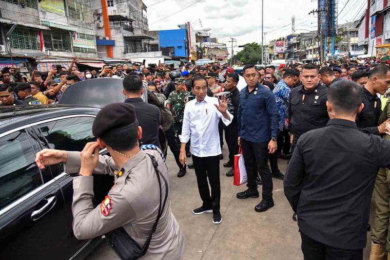presiden-meninjau-pasar-sukaramai-3