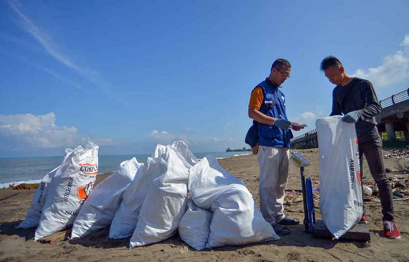 aksi-bersih-bersih-pantai-padang-3