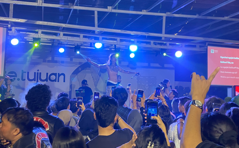 Young Lex Panaskan Panggung dan Ajak Penonton Karaoke di Kopi Se Tujuan