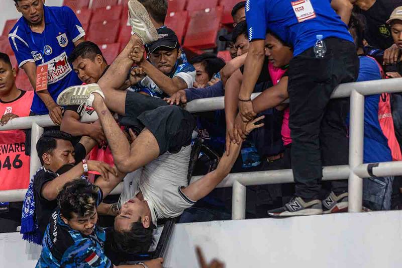 pssi-liga1-ricuh-antarsuporter-dalam-laga-psis-semarang-melawan-persib-bandung