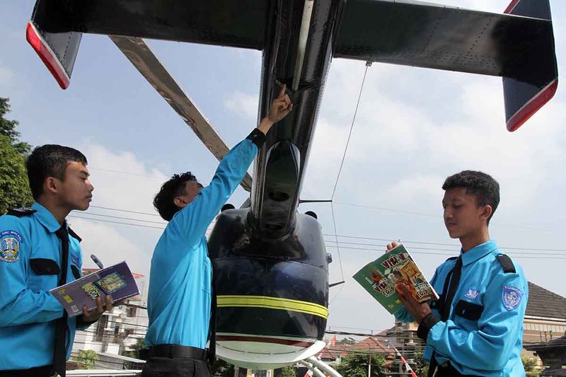 siswa-smk-di-malang-mempelajari-helikopter-3