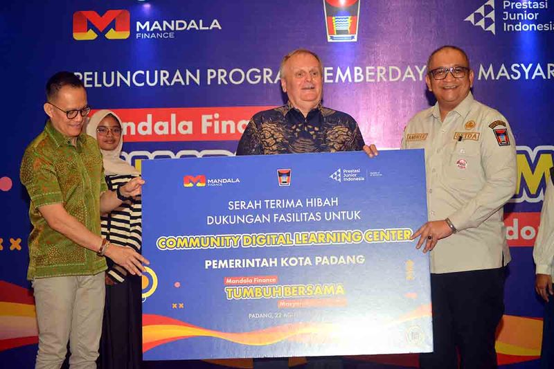 peluncuran-program-pemberdayaan-masyarakat-mandala-finance-3