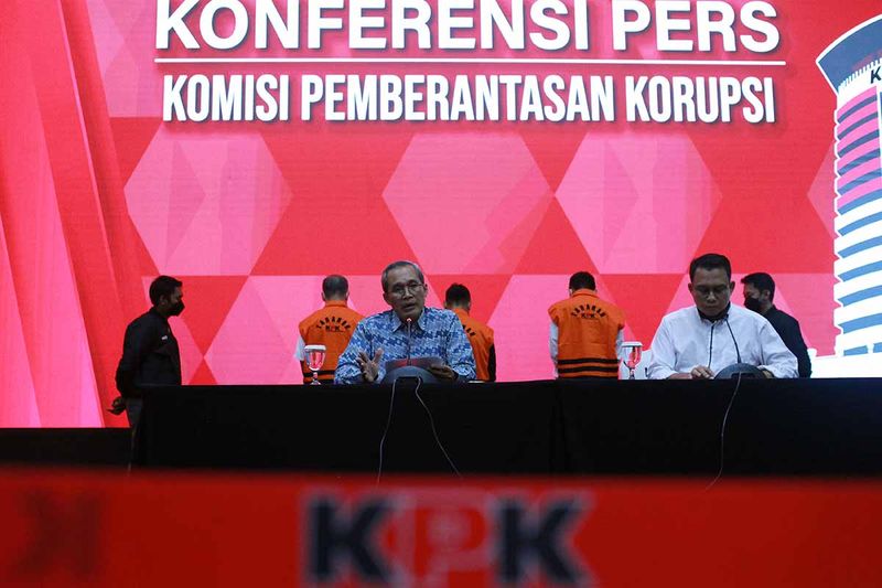penahanan-tersangka-kasus-bansos-kpk-3