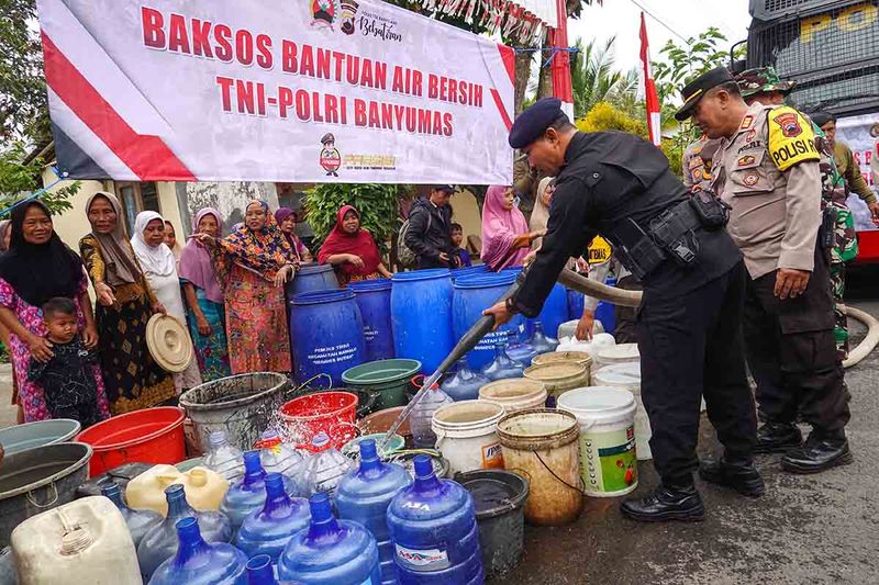 distribusi-air-bersih-oleh-polresta-banyumas-2