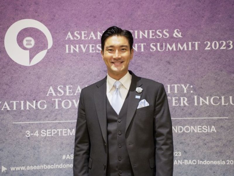 Choi Siwon SUPER JUNIOR Berikan Pidato di ASEAN Business & Investment Summit 202