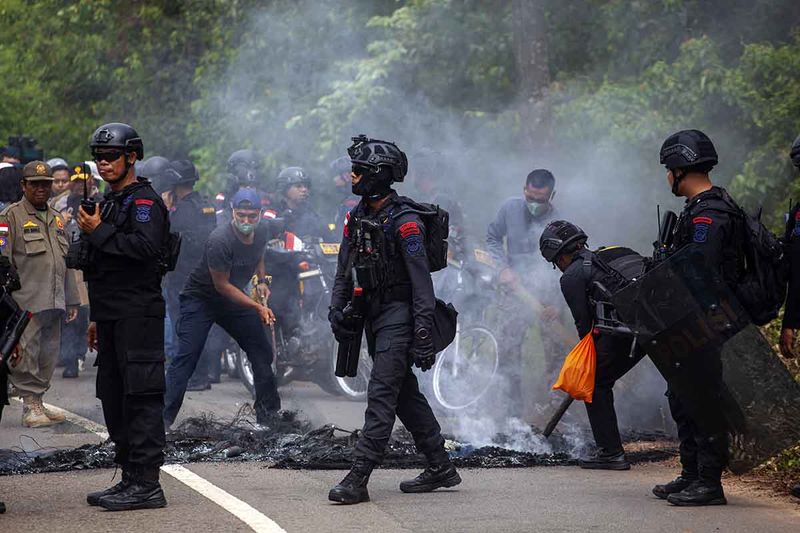blokir-jalan-tolak-relokasi-pulau-rempang-batam-4
