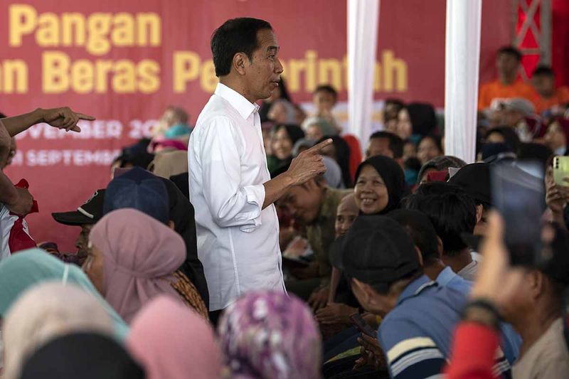 presiden-jokowi-tinjau-penyerahan-bantuan-pangan-beras-9