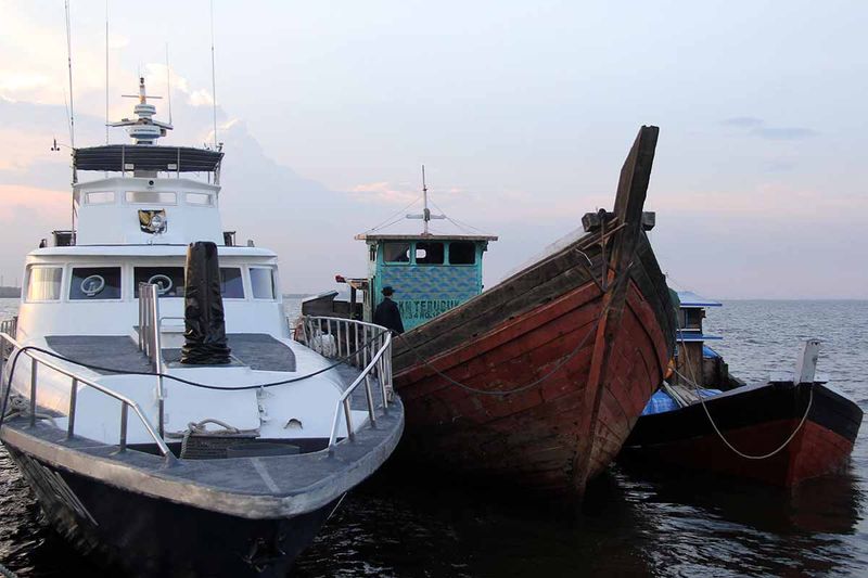 kkp-hentikan-kapal-penambang-pasir-laut-ilegal-1