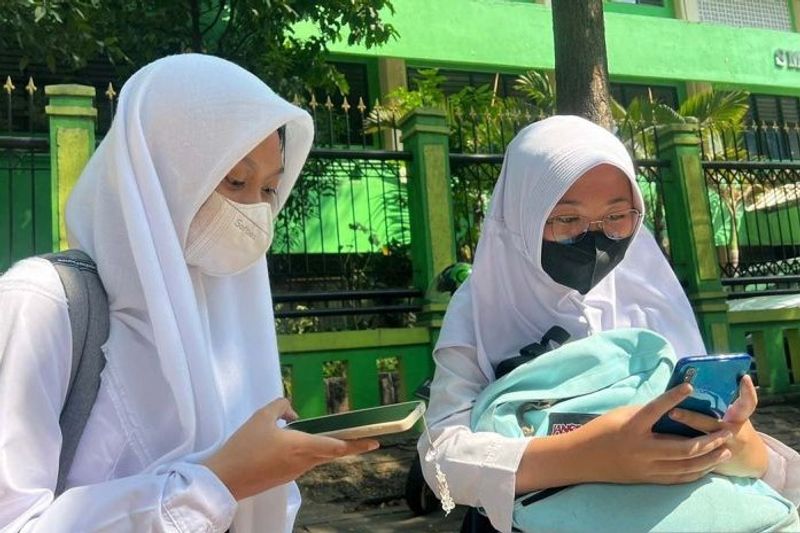 Kualitas Udara Jakarta Pelajar Pakai Masker 