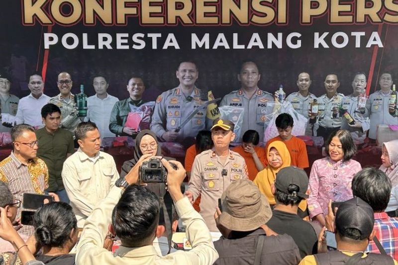 Polisi Beri Keterangan Perdagangan Bayi