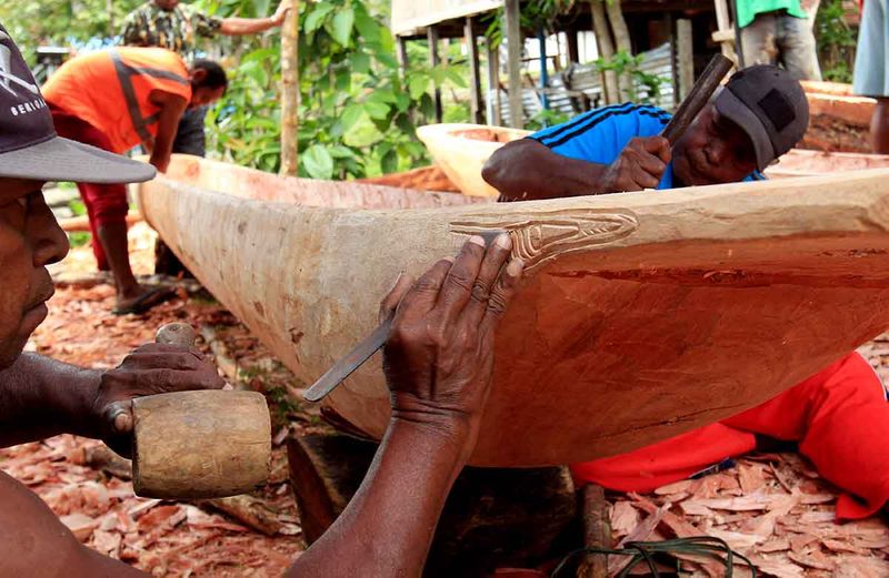 pembuat-perahu-tradisional-sentani-1