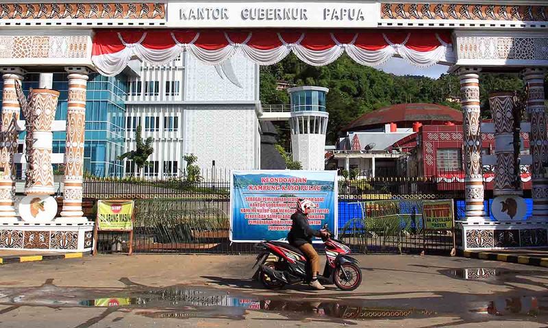 kantor-gubernur-provinsi-papua-di-palang-2