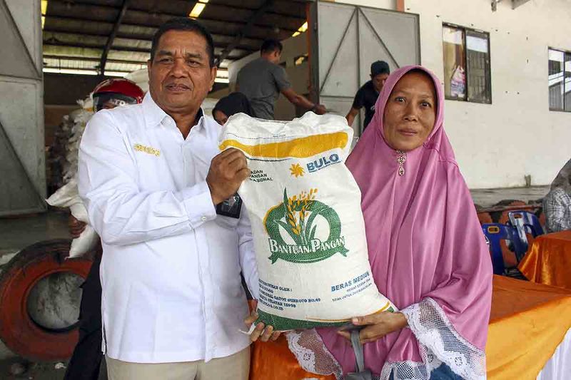 penyaluran-bantuan-beras-tahap-ii-5